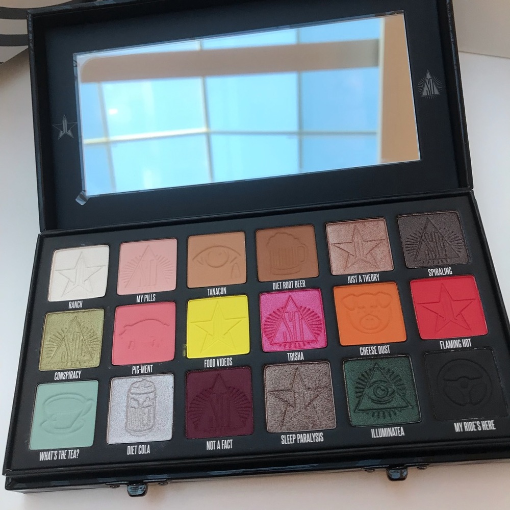 IN HAND conspiracy palette